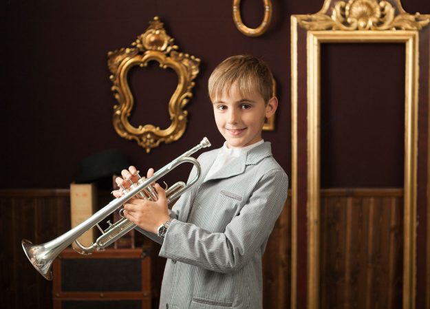 niño comunión musico