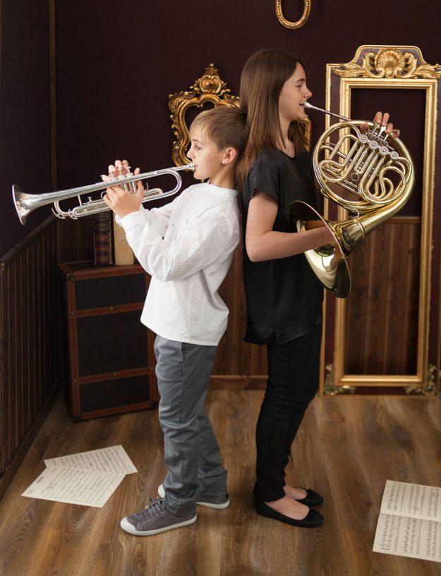 niño comunión músico