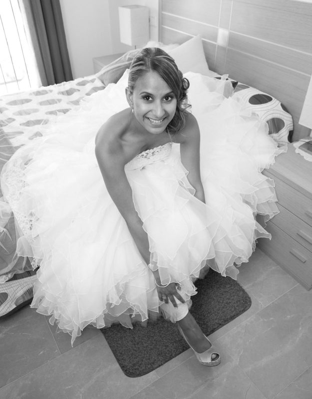 novia en casa zapatos