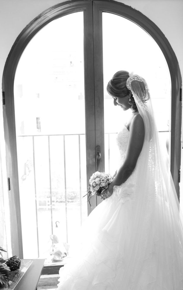 novia detalle ventana