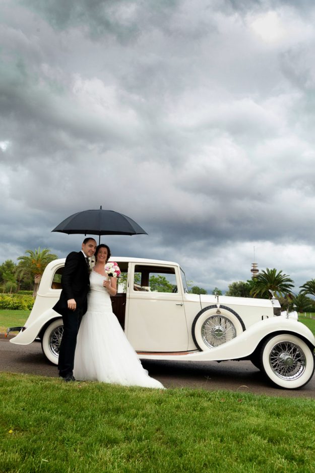 coche de novios lluvia