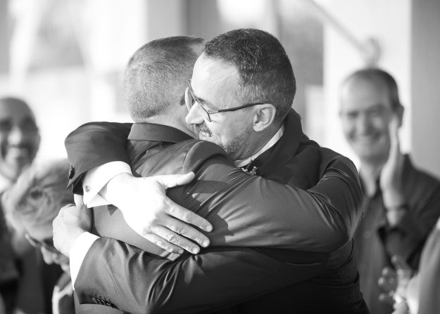 abrazo de dos novios