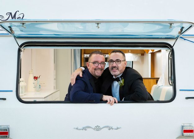 pareja de novios en caravana